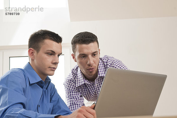 Zwei junge Männer im Büro