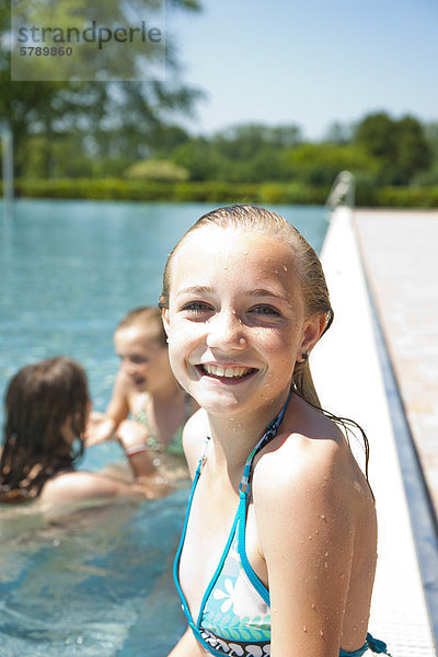lächeln Schwimmbad Mädchen