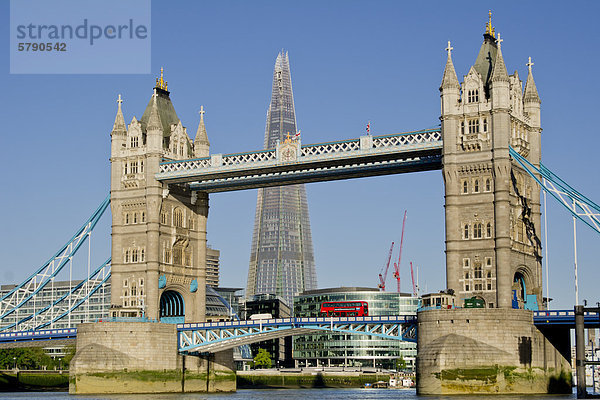 The Shard und Tower Bridge  London  England  Großbritannien  Europa