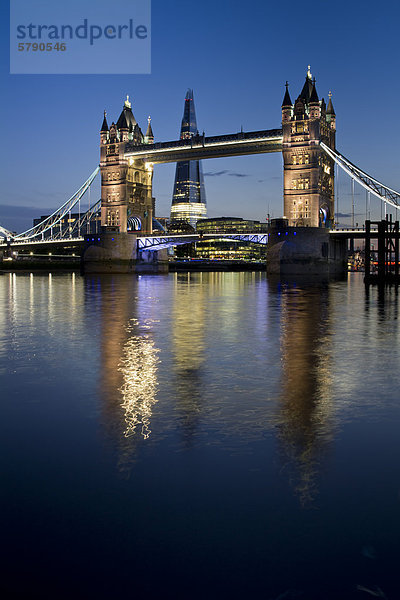 The Shard und Tower Bridge bei Nacht  London  England  Großbritannien  Europa