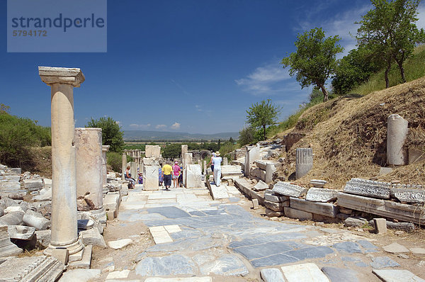 Römische Stra_e  antike Stadt Ephesos  Efes  Türkei  Westasien