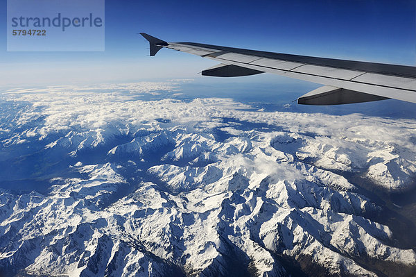 Flug Frankfurt-Madrid  französische Alpen unter Tragfläche von einem Flugzeug
