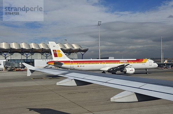 Flughafen Madrid  Halle und Iberia-Airbus-A321  Spanien  Europa