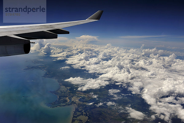Wolken  Meer von oben und Tragfläche von einem Flugzeug  Kuba  Karibik
