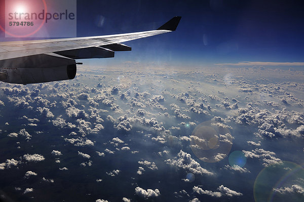 Schäfchenwolken und Meer von oben und Tragfläche von einem Flugzeug  Karibik