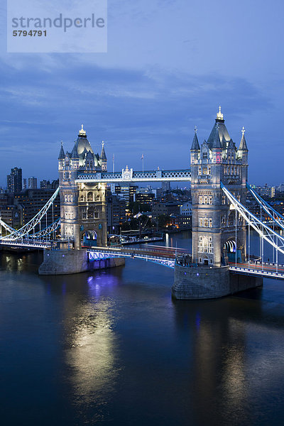 Die Tower Bridge in der Abenddämmerung mit brandneuem LED-Beleuchtungssystem von EDF Energy und General Electric  GE  gesponsert  London  England  Gro_britannien  Europa