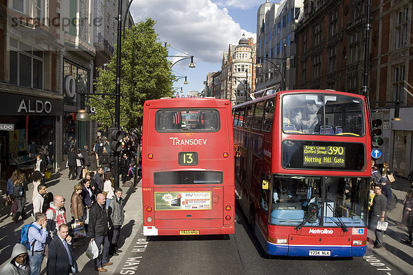 Verkehr auf der Oxford Street  Doppeldeckerbusse  London  England  Gro_britannien  Europa