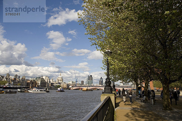 Uferpromenade an der Themse  Südufer  Stadtansicht  London  England  Gro_britannien  Europa  ÖffentlicherGrund