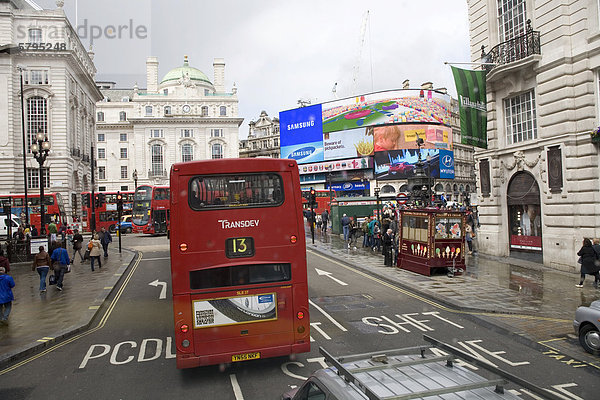 Verkehr im Regen am Piccadilly Circus  Doppeldeckerbus  London  England  Gro_britannien  Europa
