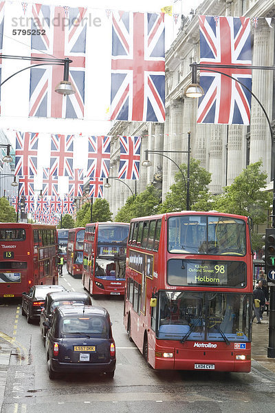 Verkehr im Regen  Doppeldeckerbusse auf der Oxford Street  Union Jack  Nationalflagge  London  England  Gro_britannien  Europa