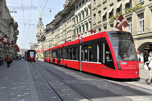 Moderne Stra_enbahn in der Altstadt von Bern  Schweiz  Europa