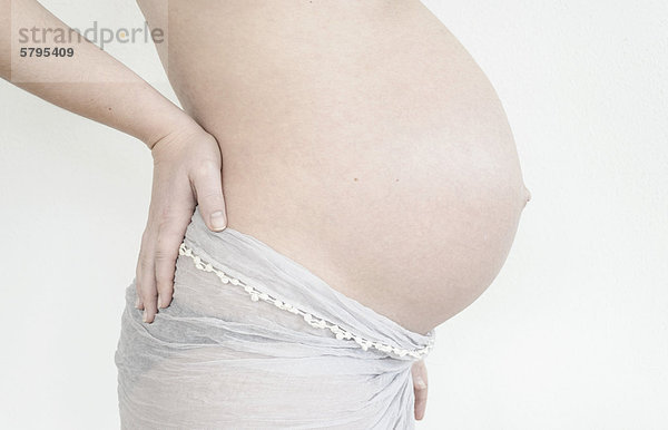 Bauch einer schwangeren Frau im 9. Monat