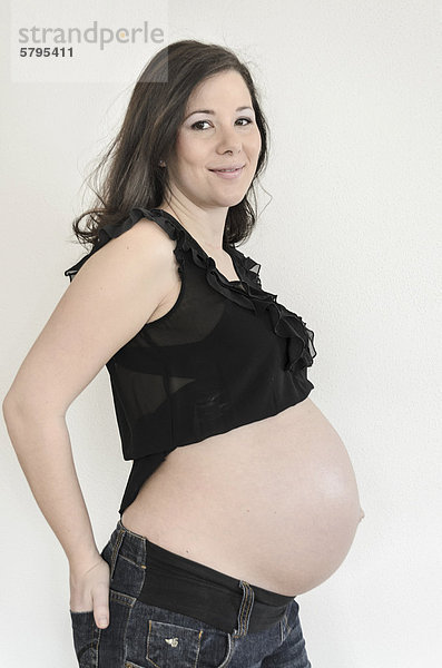 Im 9. Monat schwangere Frau  33 Jahre
