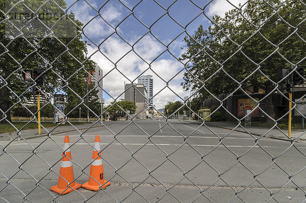 Zaun vor der evakuierten  vom Erdbeben massiv beschädigten Innenstadt von Christchurch  Südinsel Neuseeland