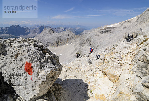 Wegmarkierung und Wanderer im Naturpark Karwendel  Tirol  Österreich  Europa