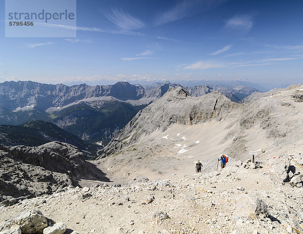 Wanderer im Naturpark Karwendel  Tirol  Österreich  Europa