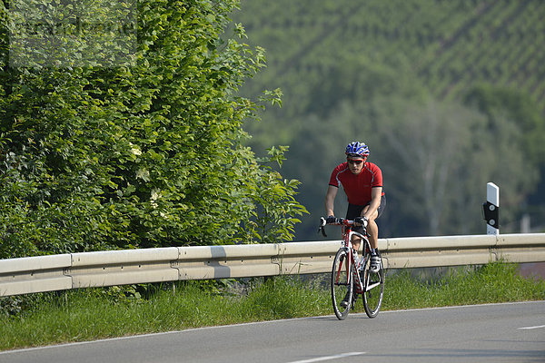 Rennradfahrer mit hochwertigem Rennrad aus Carbon  Weinstadt  Baden-Württemberg  Deutschland  Europa