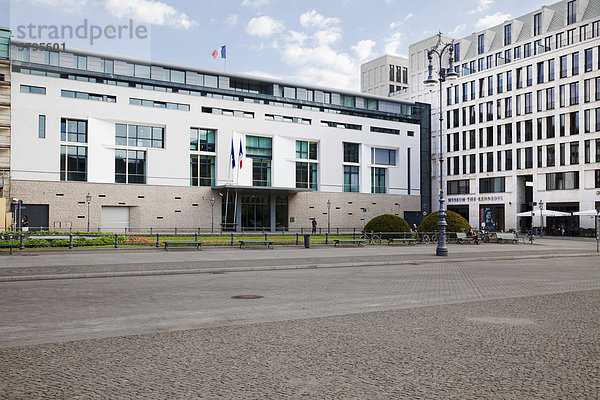 Pariser Platz mit französischer Botschaft und dem Museum The Kennedys  Berlin  Deutschland  Europa