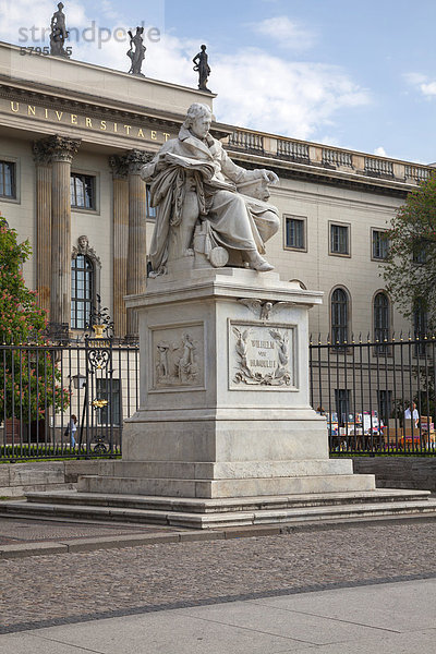 Statue von Wilhelm von Humboldt vor der Humboldt-Universität  Berlin  Deutschland  Europa