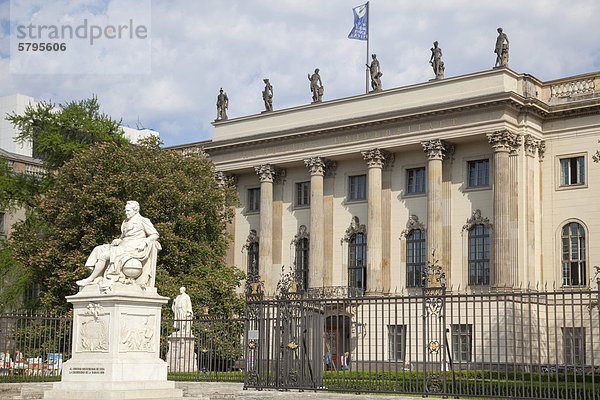 Humboldt-Universität mit der Statue von Alexander von Humboldt  Berlin  Deutschland  Europa