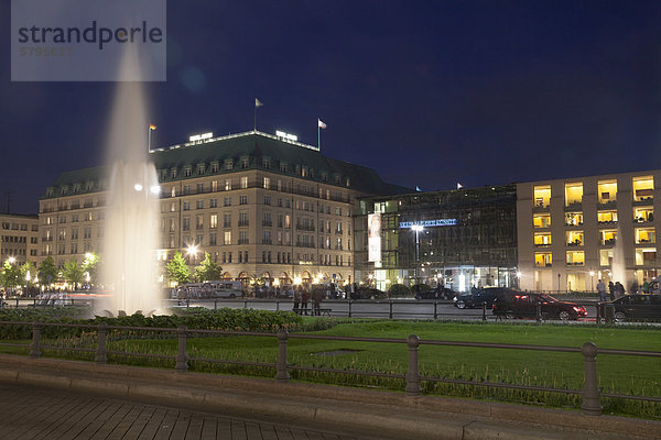 Pariser Platz mit Hotel Adlon und der Akademie der Künste  Berlin  Deutschland  Europa
