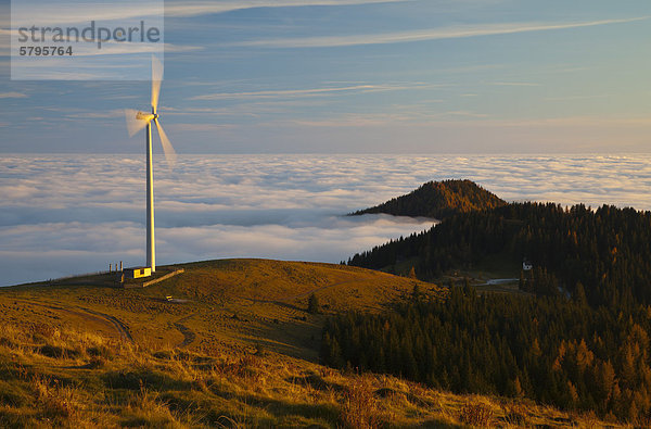 Windturbine Windrad Windräder Europa Abend Beleuchtung Licht Nebel Österreich
