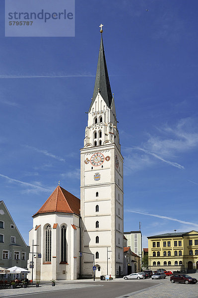 Stadtpfarrkirche St. Johannes Baptist  der Turm wurde 1531 vollendet  Oberer Hauptplatz  Pfaffenhofen  Oberbayern  Bayern  Deutschland  Europa