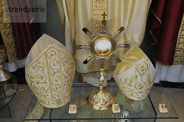 Schaufenster mit Ausstattung kirchlicher Würdenträger  Rom  Italien  Europa