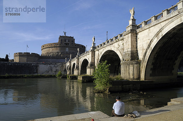 Engelsbrücke und Engelsburg  Rom  Italien  Europa