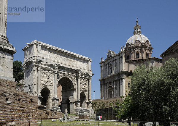 Triumphbogen des Septimius Severus und Kirche Santi Luca e Martina  Rom  Italien  Europa