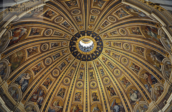 Kuppel Peterskirche  Vatikan  Rom  Italien  Europa