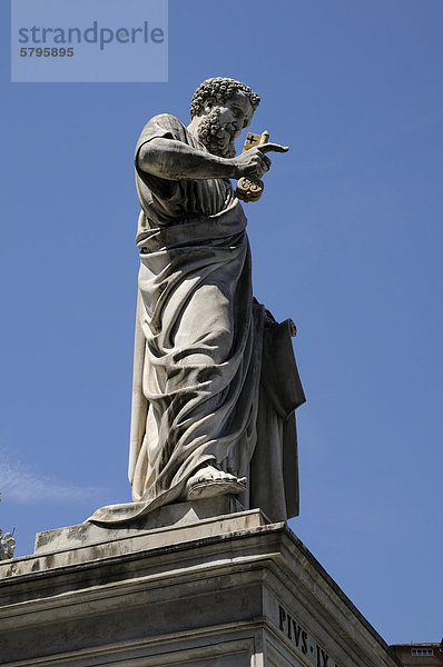 Statue Petrus  Petersplatz  Vatikan  Rom  Italien  Europa