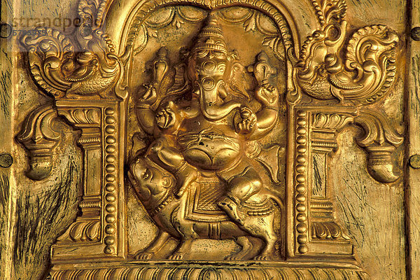 Hinduistischer elefantenköpfiger Gott Ganesha oder Ganesh oder Ganpati auf seinem Reittier  der Ratte  vergoldetes Relief  Madurai  Tamil Nadu  Südindien  Indien  Asien