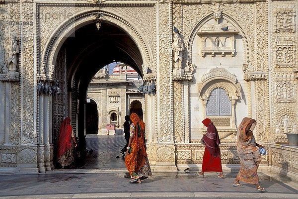 Eingang  Karni-Mata-Tempel  Rattentempel Deshnook oder Deshnok  Rajasthan  Indien  Asien