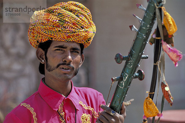 Musiker mit Turban  Porträt  Orchha  Madhya Pradesh  Indien  Asien