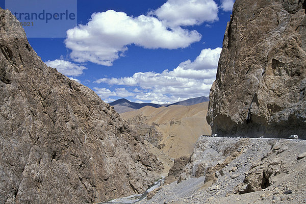 Manali-Leh-Highway  bei Pang  Ladakh  Jammu und Kaschmir  indischer Himalaya  Nordindien  Indien  Asien