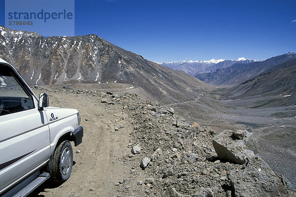 Auto  Stra_e hinunter vom Kardung La oder Khardung La oder Khardong Pass  höchster befahrbarer Pass der Welt  ins Nubra-Tal  Ladakh  Jammu und Kaschmir  indischer Himalaya  Nordindien  Indien  Asien