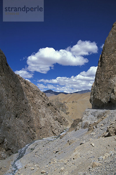 Hochwüste  Manali-Leh-Highway  bei Pang  Ladakh  Jammu und Kaschmir  indischer Himalaya  Nordindien  Indien  Asien