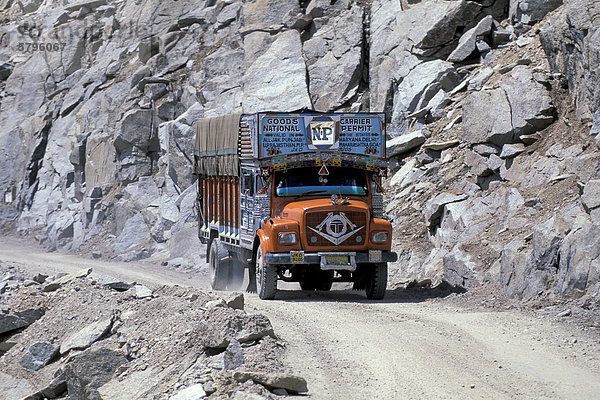 TATA-Lastwagen  Stra_e hinauf zum Kardung La oder Khardung La oder Khardung Pass  höchster befahrbarer Pass der Welt  Ladakh  indischer Himalaya  Jammu und Kaschmir  Nordindien  Indien  Asien