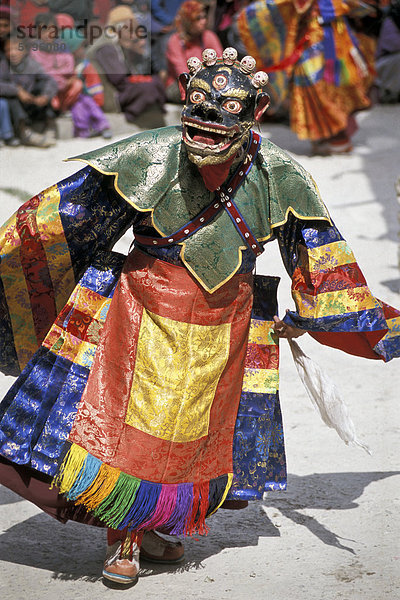Cham-Tänzer mit roter Maske  tibetischer Maskentanz  tibetisches Klosterfest  Sani  bei Padum  Zanskar  Ladakh  Jammu und Kaschmir  indischer Himalaya  Nordindien  Indien  Asien