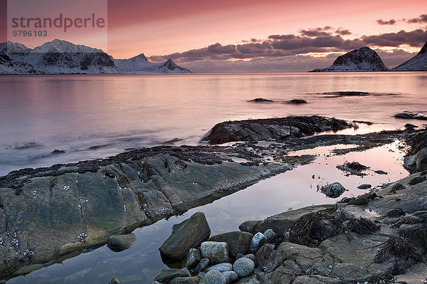 Sonnenuntergang bei Haukland  Bucht Vikbukta auf Lofoteninsel VestvÂg¯ya  Vestvagoya  Lofoten  Nordnorwegen  Norwegen  Europa