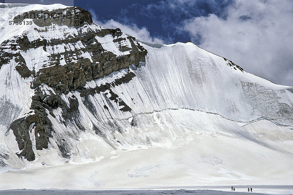 Gletscher  knapp unterhalb vom Parang La oder Parang Pass  5580m  Wanderer am unteren Bildrand  Kibber-Karzok-Trek  Himachal Pradesh  indischer Himalaya  Nordindien  Indien  Asien