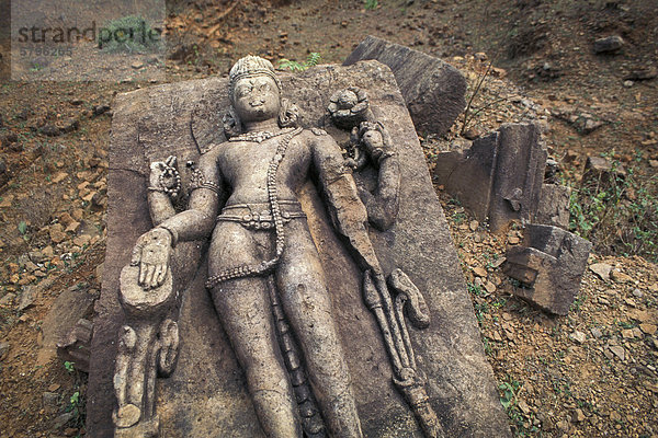Steinblock mit Relief  Bodhisattva Avalokiteshvara  Ausgrabungsstätte  ehemaliges buddhistisches Kloster  Ratnagiri  Orissa  Ostindien  Indien  Asien
