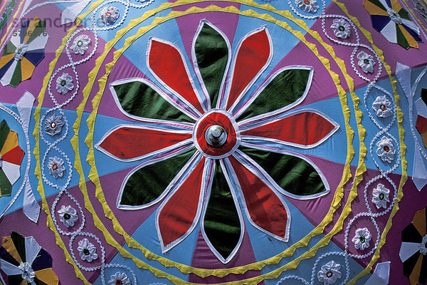 Pipli-Applique-Kunst  bunter aufgespannter Sonnenschirm  Pipli  Orissa  Indien  Asien