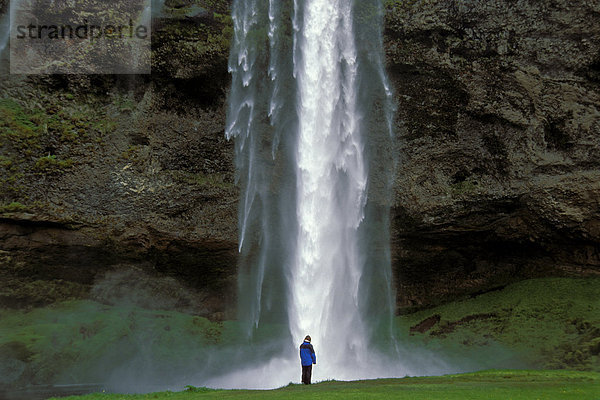 Frau vor Seljalandsfoss  Wasserfall  Südisland  Island  Europa