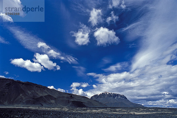 Wolken am Tafelvulkan Her_ubrei_ oder Herdubreid  isländisches Hochland  Island  Europa