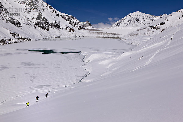 Skitourengeher vor Stausee  Kühtai  Stubaier Alpen  Tirol  Österreich  Europa