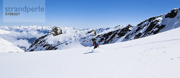 Skifahrerin in den Stubaier Alpen  Zischgeles  Tirol  Österreich  Europa