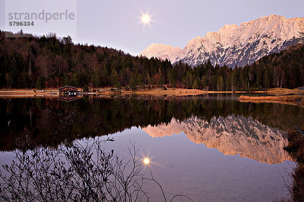 Mond und Karwendel spiegeln sich im Ferchensee  Wettersteingebirge  Bayern  Deutschland  Europa