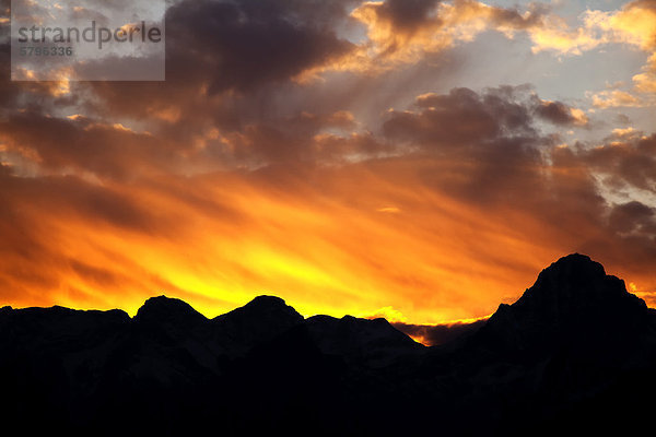 Sonnenuntergang  Wolkenstimmung  Bergsilhouette  Totes Gebirge  Öberösterreich  Österreich  Europa